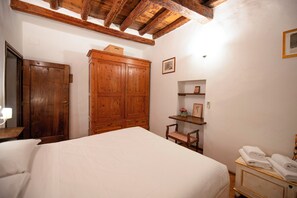 Appartement | Espace de travail pour ordinateur portable, fer et planche à repasser