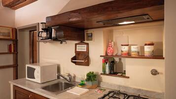 Refrigerador con freezer, microondas, horno, placa de cocina