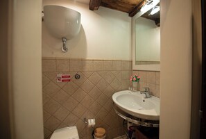 Appartement | Salle de bain | Douche, sèche-cheveux, bidet, serviettes fournies