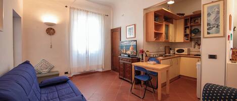 Appartamento | Area soggiorno | TV a schermo piatto 24 pollici con canali digitali