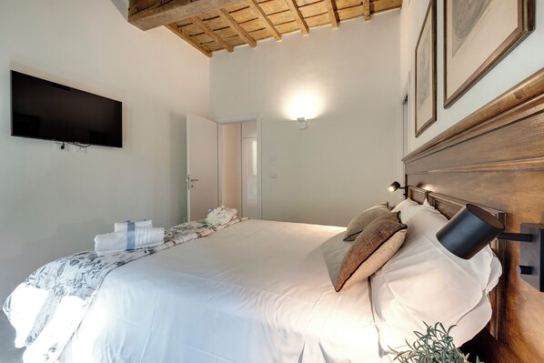 Laptop workspace, iron/ironing board, free WiFi, bed sheets