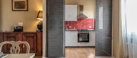Apartemen | Dapur kecil pribadi | Lemari es besar, microwave, oven, dan kompor