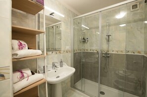 Apartment | Badezimmer | Dusche, Haartrockner, Bidet, Handtücher