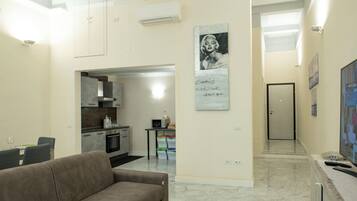 Appartement | Woonruimte | Een 24-inch flatscreentelevisie met digitale zenders