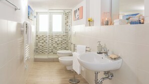 Appartement | Salle de bain | Douche, séchoir à cheveux, bidet, serviettes fournies