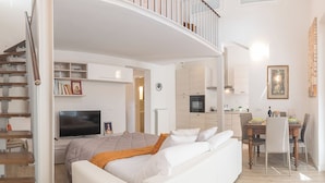 Un apartamento moderno con sala de estar, cocina y comedor.