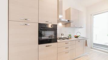 Apartment | Eigene Kochnische | Großer Kühlschrank, Mikrowelle, Ofen, Herdplatte