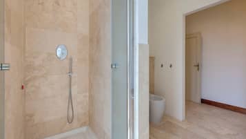 Departamento | Baño | Regadera, regadera tipo lluvia, bidet, toallas