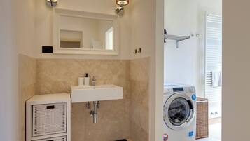 Căn hộ | Phòng tắm | Buồng tắm vòi sen, vòi sen phun mưa, chậu vệ sinh/vòi rửa, khăn tắm