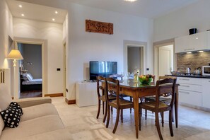 Apartment | Living area | 40-inch flat-screen TV with digital channels - Mamo Florence - Ridolfi Apartment (Florence)