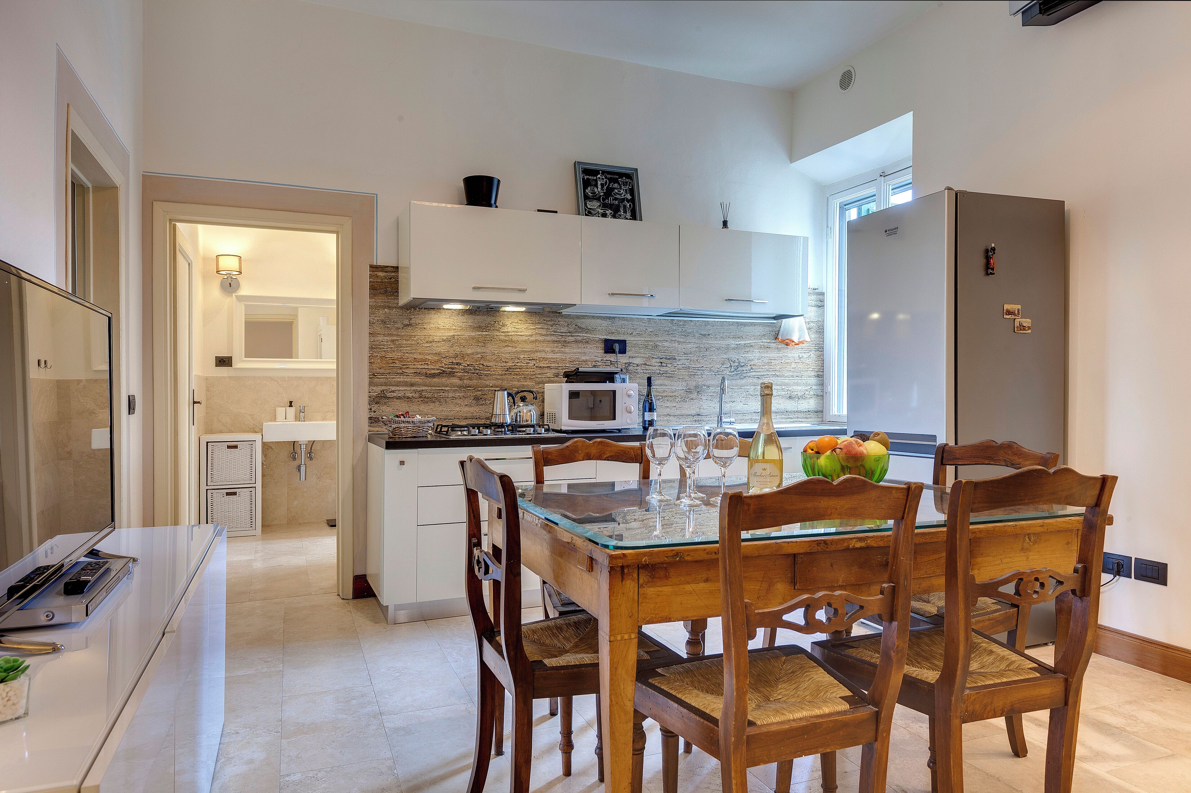 Căn hộ | Khu phòng khách | TV màn hình phẳng 40-inch có truyền hình kỹ thuật số 