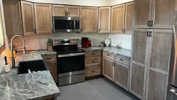 Een koelkast, een magnetron, een oven, een kookplaat