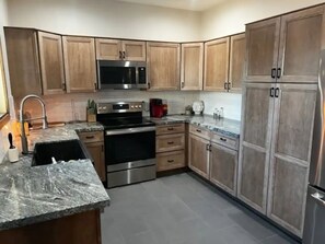 冰箱、微波炉、烤箱、炉灶