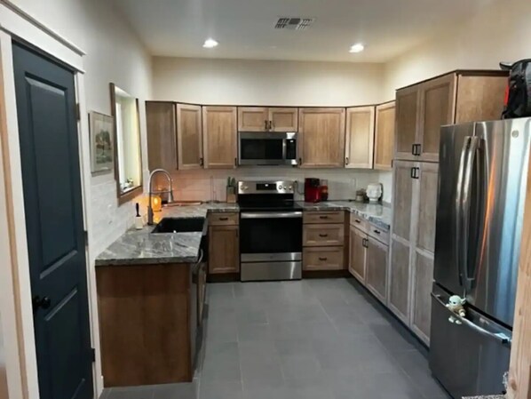 Réfrigérateur, micro-ondes, four, plaque de cuisson