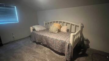 2 slaapkamers, een strijkplank/strijkijzer, reisbedje, gratis wifi