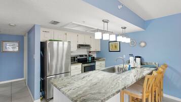 Apartemen Deluks | 2 kamar tidur, ruang kerja ramah laptop, dan setrika/meja setrika