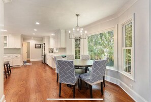 Dining - Private 4-Bedroom Lakeside Estate Sleeps 10 with Pool, Fire-pit, Wi-Fi, AC (Hollywood)