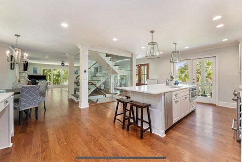 Private 4-Bedroom Lakeside Estate Sleeps 10 with Pool, Fire-pit, Wi-Fi, AC