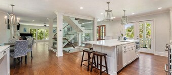 Private 4-Bedroom Lakeside Estate Sleeps 10 with Pool, Fire-pit, Wi-Fi, AC