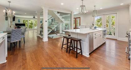 Private 4-Bedroom Lakeside Estate Sleeps 10 with Pool, Fire-pit, Wi-Fi, AC