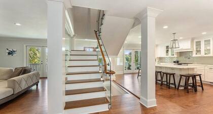 Private 4-Bedroom Lakeside Estate Sleeps 10 with Pool, Fire-pit, Wi-Fi, AC