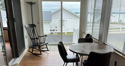 Charming 2-bedroom cottage in marvelous Cheboygan with WiFi, AC