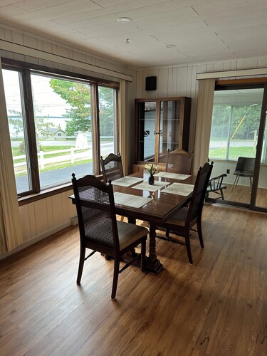 Charming 2-bedroom cottage in marvelous Cheboygan with WiFi, AC