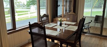 Charming 2-bedroom cottage in marvelous Cheboygan with WiFi, AC