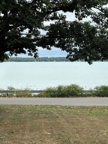 Charming 2-bedroom cottage in marvelous Cheboygan with WiFi, AC