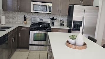 Refrigerador, microondas, horno y parrilla de estufa