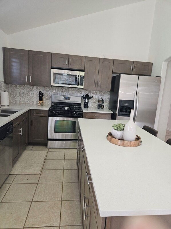 Réfrigérateur, micro-ondes, four, plaque de cuisson