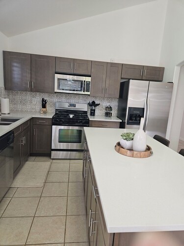 Spacious 4-bedroom house with WiFi, AC in serene Horizon City