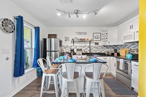 Fridge, microwave, oven, stovetop - Grande 4-bedroom townhome in central Kissimmee close to all the parks! (Kissimmee)