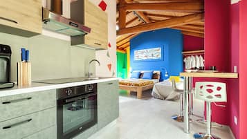 Køleskab, ovn, kogeplade, kaffe-/temaskine