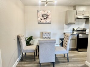 Dining - I040 - Cozy 1st Floor 2BD | DFW South | Irving (Irving)