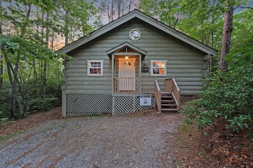 Romantic Couples Cabin: Screened Hot Tub + Fireplace + Forest Views - Near Helen