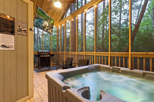 Honey Bee Cabin: Near Helen w/ Private Hot Tub, Fiber & 3 Smart TVs