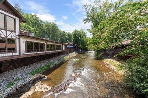 Property grounds - Romantic Couples Cabin: Screened Hot Tub + Fireplace + Forest Views - Near Helen (Sautee Nacoochee)