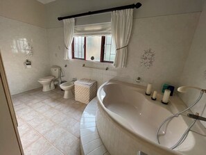 Handtücher, Seife, Shampoo, Toilettenpapier