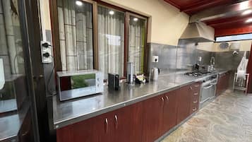 Apartamento familiar, vistas a la ciudad | Cocina compartida | Nevera en la zona común y microondas en la zona común