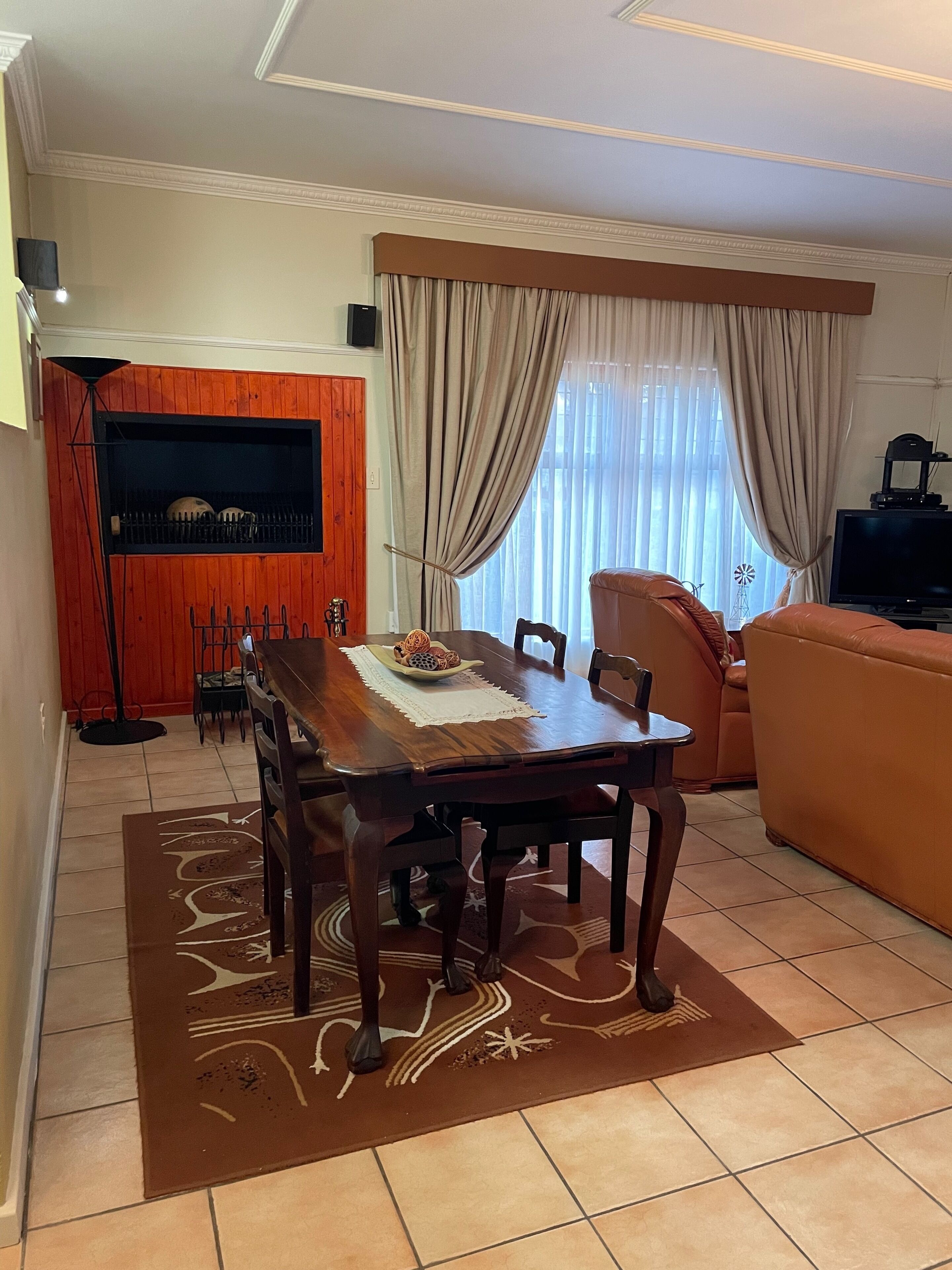 Family Apartment, City View | Dining room