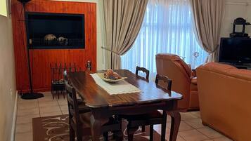 Family Apartment, City View | Dining room