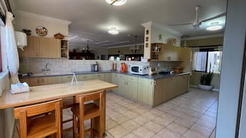 Apartamento familiar, vistas a la ciudad | Cocina privada | Nevera en la zona común y microondas en la zona común