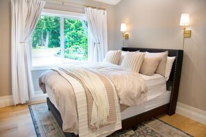 6 bedrooms, desk, iron/ironing board, travel crib