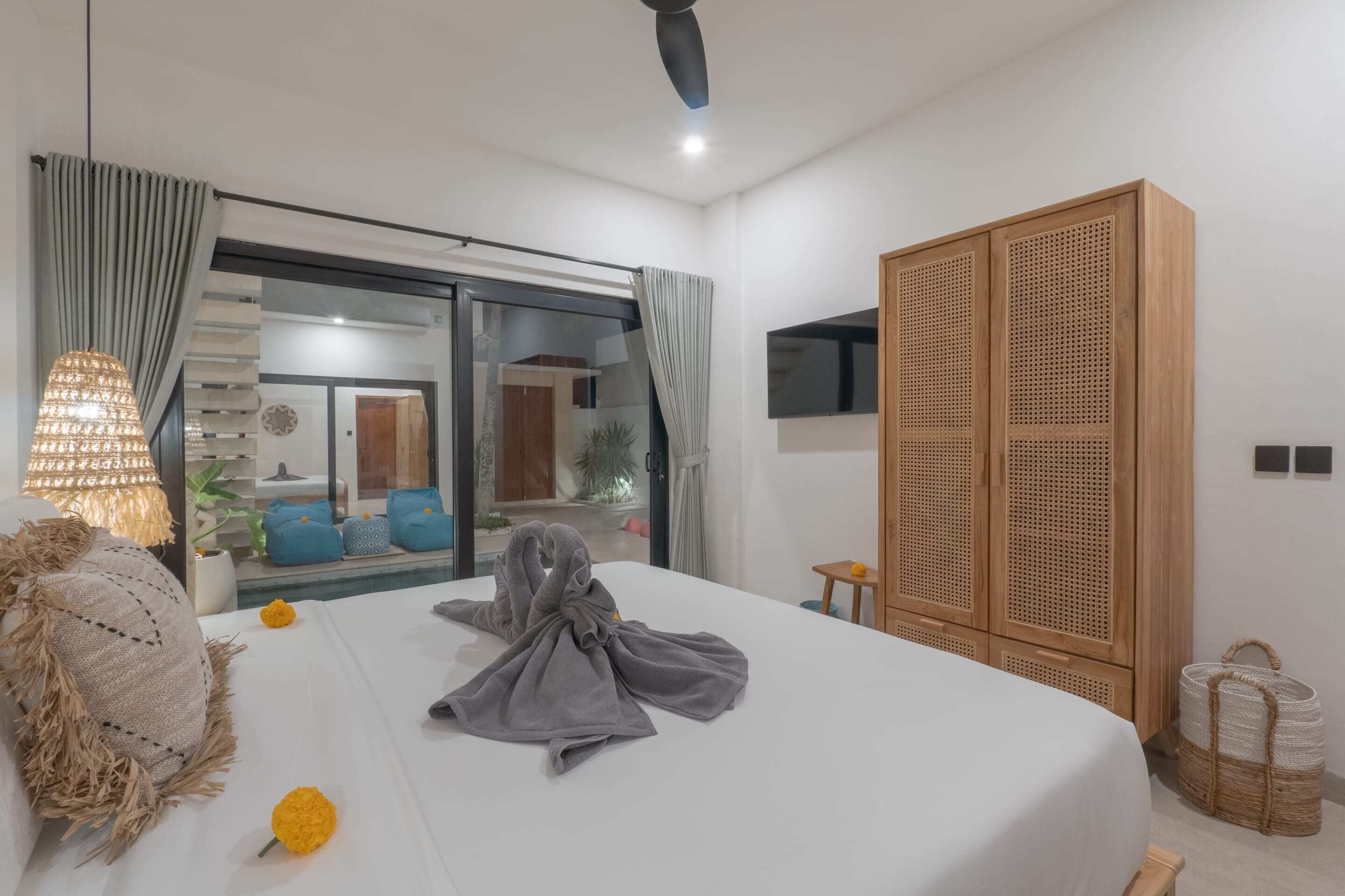 Una camera da letto moderna con un letto, un armadio e vista sull'esterno.