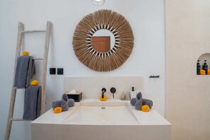 Basic Villa | Bathroom | Shower, hair dryer, towels, soap