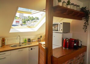 Réfrigérateur, four à micro-ondes, surface de cuisson, lave-vaisselle