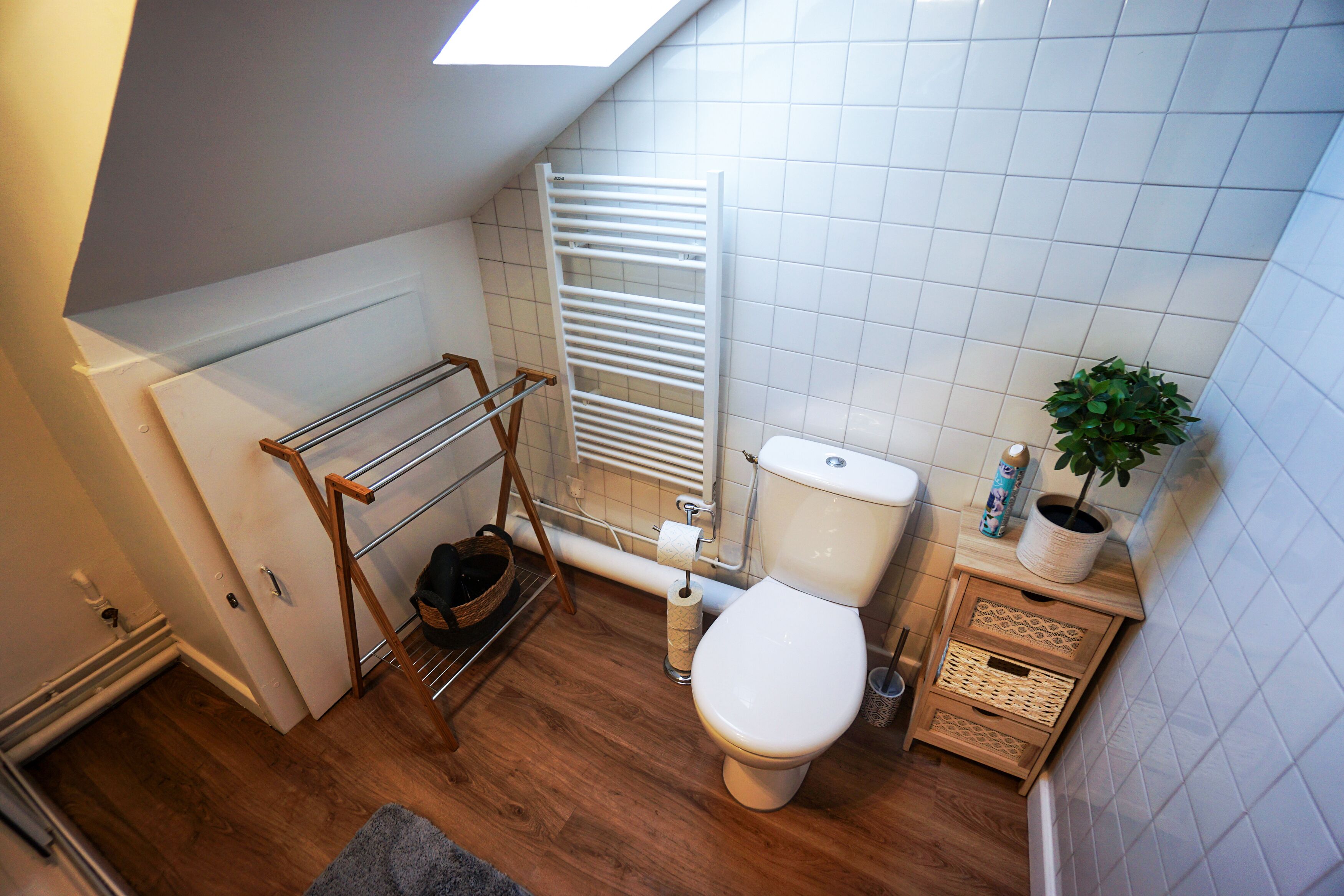 Een haardroger, handdoeken