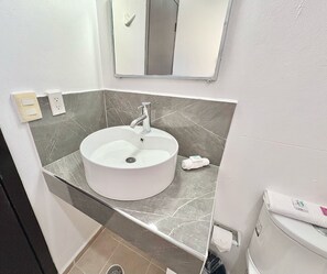 Dusch, handdukar, tvål och schampo