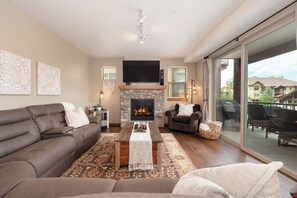 Smart TV, fireplace - Trailhead 322 Shared Hot Tub, Pool, Private Balcony, and Grill (Winter Park)